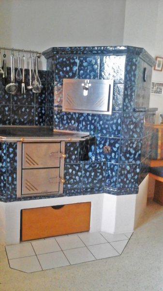 zeitloser Küchenherd in blau mit Kochplatte