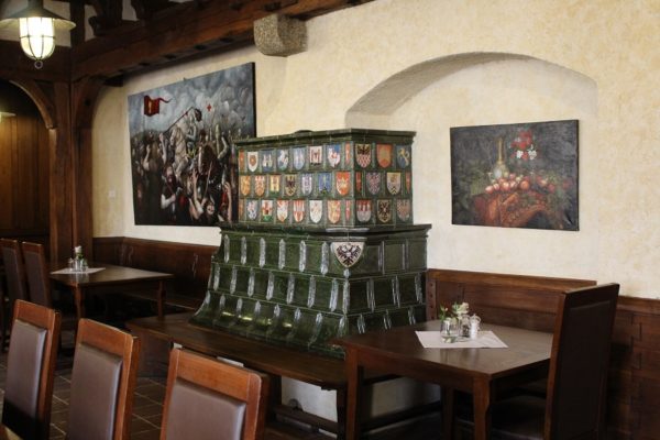 gotischer Kachelofen mit Wappenkacheln, Burgofen